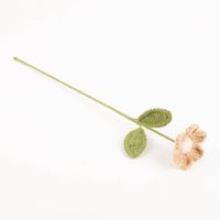 Diese liebevoll gefertigte Häkelblume von Boltze in sanftem Beige bringt rustikales Landhaus-Flair in deine Dekoration. Mit 30 cm Länge und detailreichen Textil-Blättern ist sie eine nachhaltige und charmante Alternative zu Schnittblumen - Detailaufnahme