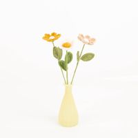 94070-Haekelblume-Dekoblume-weiss--beige-oder-gelb-30cm-von-Boltze-IMG-9189.jpg Diese liebevoll gefertigte Häkelblume von Boltze in sanftem Beige bringt rustikales Landhaus-Flair in deine Dekoration. Mit 30 cm Länge und detailreichen Textil-Blättern ist sie eine nachhaltige und charmante Alternative zu Schnittblumen - in Szene gesetzt
