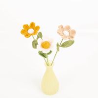 94070-Haekelblume-Dekoblume-weiss--beige-oder-gelb-30cm-von-Boltze-IMG-9190.jpg Diese liebevoll gefertigte Häkelblume von Boltze in sanftem Beige bringt rustikales Landhaus-Flair in deine Dekoration. Mit 30 cm Länge und detailreichen Textil-Blättern ist sie eine nachhaltige und charmante Alternative zu Schnittblumen - mit weiteren Blu