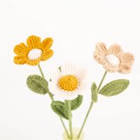 94070-Haekelblume-Dekoblume-weiss--beige-oder-gelb-30cm-von-Boltze-IMG-9191.jpg Diese liebevoll gefertigte Häkelblume von Boltze in sanftem Beige bringt rustikales Landhaus-Flair in deine Dekoration. Mit 30 cm Länge und detailreichen Textil-Blättern ist sie eine nachhaltige und charmante Alternative zu Schnittblumen - Detailaufnahme d