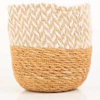 Stilvolles 3er-Set Pflanzkörbe von Boltze aus natürlicher Jute und Hogla. Das zweifarbige Design mit hellem Webmuster bringt rustikale Gemütlichkeit und einen Hauch Boho-Stil in dein Zuhause oder auf den Balkon - Nahaufnahme