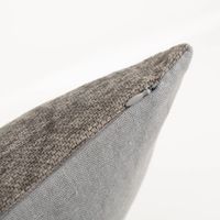 Modernes Dekokissen von Boltze (45x45 cm) in elegantem Grau mit markantem Hirschkopf-Motiv in leuchtendem Orange. Dieser stilvolle Kontrast bringt frischen Wind in den alpinen Look und setzt farbenfrohe Akzente auf jedem Sofa - Kissenecke