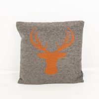 94073-Kissen-Hirschkopf-grau-orange-45-x-45-cm-von-Boltze-IMG-9223.jpg Modernes Dekokissen von Boltze (45x45 cm) in elegantem Grau mit markantem Hirschkopf-Motiv in leuchtendem Orange. Dieser stilvolle Kontrast bringt frischen Wind in den alpinen Look und setzt farbenfrohe Akzente auf jedem Sofa - Vollansicht