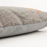 94073-Kissen-Hirschkopf-grau-orange-45-x-45-cm-von-Boltze-IMG-9227.jpg Modernes Dekokissen von Boltze (45x45 cm) in elegantem Grau mit markantem Hirschkopf-Motiv in leuchtendem Orange. Dieser stilvolle Kontrast bringt frischen Wind in den alpinen Look und setzt farbenfrohe Akzente auf jedem Sofa - Kissenkante