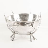 Elegantes Aluminium-Design trifft auf majestätische Hirschgeweih-Optik bei diesem imposanten Kühler von Boltze. Mit stolzen 20.000 ml Fassungsvermögen und Maßen von 36 x 50 cm kühlt er Getränke stilvoll auf jeder Feier - Nahaufnahme
