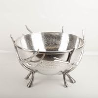 Elegantes Aluminium-Design trifft auf majestätische Hirschgeweih-Optik bei diesem imposanten Kühler von Boltze. Mit stolzen 20.000 ml Fassungsvermögen und Maßen von 36 x 50 cm kühlt er Getränke stilvoll auf jeder Feier - Vollansicht