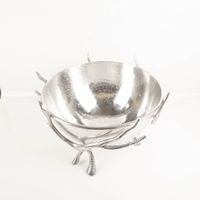 94075-Kuehler-Hirsch-Aluminium-silber-20-000ml-36-x-50-cm--D-x-H--von-Boltze-IMG-1677.jpg Elegantes Aluminium-Design trifft auf majestätische Hirschgeweih-Optik bei diesem imposanten Kühler von Boltze. Mit stolzen 20.000 ml Fassungsvermögen und Maßen von 36 x 50 cm kühlt er Getränke stilvoll auf jeder Feier - Detailaufnahme von oben