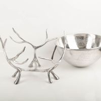 94075-Kuehler-Hirsch-Aluminium-silber-20-000ml-36-x-50-cm--D-x-H--von-Boltze-IMG-1679.jpg Elegantes Aluminium-Design trifft auf majestätische Hirschgeweih-Optik bei diesem imposanten Kühler von Boltze. Mit stolzen 20.000 ml Fassungsvermögen und Maßen von 36 x 50 cm kühlt er Getränke stilvoll auf jeder Feier - auseinander gesetzt