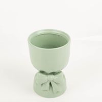 Diese 22 cm hohe Vase von Boltze besticht durch ihre charmante Schleifen-Optik in zartem Mintgrün. Das glänzende Keramik-Design verleiht deinen Blumenarrangements eine verspielte Eleganz und setzt frische Akzente in jedem Wohnraum - Detailaufnahme von oben