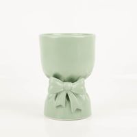 94078-Vase-Schleife-mintgruen-Keramik-22cm-hoch-von-Boltze-IMG-9218.jpg Diese 22 cm hohe Vase von Boltze besticht durch ihre charmante Schleifen-Optik in zartem Mintgrün. Das glänzende Keramik-Design verleiht deinen Blumenarrangements eine verspielte Eleganz und setzt frische Akzente in jedem Wohnraum - Vollansicht