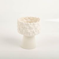 Stilvolle weiße Keramikvase von Boltze mit einem reliefartigen Blütendesign. Die 14,5 cm hohe Vase auf einem eleganten Standfuß setzt florale Arrangements perfekt in Szene und verschönert jedes Wohnambiente - Vollansicht