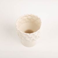 94080-Vase-Bluemchen-Keramik-weiss-14-5cm-hoch-von-Boltze-IMG-1522.jpg Stilvolle weiße Keramikvase von Boltze mit einem reliefartigen Blütendesign. Die 14,5 cm hohe Vase auf einem eleganten Standfuß setzt florale Arrangements perfekt in Szene und verschönert jedes Wohnambiente - Nahaufnahme