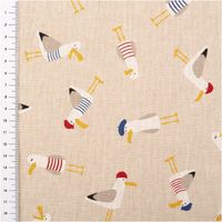 94087-Dekostoff-Leinenlook-Seagull-dress-up-Moewen-natur-weiss-blau-rot-1-4m-Breite-IMG-9750.jpg Naturfarbener Dekostoff in Leinenoptik mit 1,40m Breite und witzigem "Seagull Dress Up"-Motiv. Maritim gekleidete Möwen in Weiß, Blau und Rot verteilen sich auf dem strukturierten Hintergrund für ein originelles Küsten-Design - mit Massband