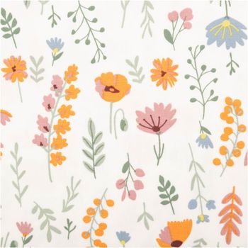 Weißer Baumwolljersey mit 1,45m Breite und farbenfrohem Blumenmuster. Verschiedene illustrierte Blüten in Orange, Rosa und Blau sowie grüne Blattranken verteilen sich lebendig auf dem hellen Jersey-Stoff für ein fröhliches Sommerdesign - Nahaufnahme