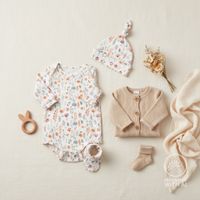 KI-generierte Anwendungsdarstellung mit Babykleidung aus floralem Baumwolljersey auf hellem Hintergrund