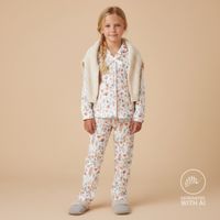 94088-Jersey-Stoff-Baumwolljersey-Surfbrett-Palmen-blau-1-45m-Breite-k10384-510-11.jpg KI-generierte Anwendungsdarstellung eines Mädchens in Schlafanzug aus floralem Baumwolljersey