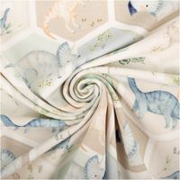 Jersey Stoff Baumwolljersey Digitaldruck Dinosaurier Hexagon grün blau beige 1,5m Breite besticht durch detailreiches Urzeit-Motiv für abenteuerliche, bequeme und stilvolle Nähprojekte in Ihrem Zuhause - kunstvoll eingedreht in Falten