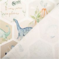 Jersey Stoff Baumwolljersey Digitaldruck Dinosaurier Hexagon grün blau beige 1,5m Breite besticht durch detailreiches Urzeit-Motiv für abenteuerliche, bequeme und stilvolle Nähprojekte in Ihrem Zuhause - mit Rueckseite