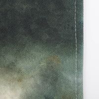 Dieses hochwertige 3er Set Geschirrtücher aus Baumwolle mit kunstvollen Hirsch- und Waldmotiven besticht durch sein französisches Dessin bei 50x70 cm Größe. Ideal als stilvoller Blickfang für die Küche oder als Geschenk - Rehdesign Detailaufnahme