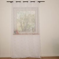 Transparenter weißer Ösenvorhang mit gelber Blütenstickerei in 140x260 cm. Er verleiht Räumen eine luftige Leichtigkeit und lässt sich dank der Metallösen schnell und einfach an jeder Gardinenstange dekorieren - zugezogen am Fenster