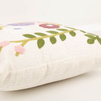 Quadratisches Kissen in 45x45cm mit farbenfroher Blumenwiese. Die Kombination aus Chenille-Gewebe, Stickerei und reliefartiger Tuftung in Rosa, Lila und Grün verleiht dem Kissen eine außergewöhnliche Haptik und lebendige Optik - Kissenseite
