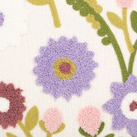 94113-Kissen-Blumen-getuftet-und-gestickt-Chenille-wollweiss-gruen-rosa-lila-45x45cm-IMG-9039.jpg Quadratisches Kissen in 45x45cm mit farbenfroher Blumenwiese. Die Kombination aus Chenille-Gewebe, Stickerei und reliefartiger Tuftung in Rosa, Lila und Grün verleiht dem Kissen eine außergewöhnliche Haptik und lebendige Optik - Detailaufnahme