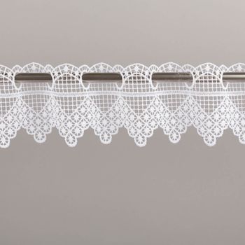 Die hochwertige Scheibengardine aus zarter Häkelspitze mit klassischer Stickerei und zeitlosem Pik-Karo-Muster in reinem Weiß besticht durch ihr nostalgisches Design bei 10 cm Höhe und ist die ideale Wahl für eine feine, lichtdurchlässige Fensterdekoration