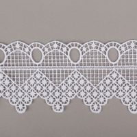 Die hochwertige Scheibengardine aus zarter Häkelspitze mit klassischer Stickerei und zeitlosem Pik-Karo-Muster in reinem Weiß besticht durch ihr nostalgisches Design bei 10 cm Höhe und ist die ideale Wahl für eine feine, lichtdurchlässige Fensterdekoration