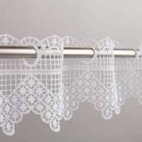 Die hochwertige Scheibengardine aus zarter Häkelspitze mit klassischer Stickerei und zeitlosem Pik-Karo-Muster in reinem Weiß besticht durch ihr nostalgisches Design bei 10 cm Höhe und ist die ideale Wahl für eine feine, lichtdurchlässige Fensterdekoration