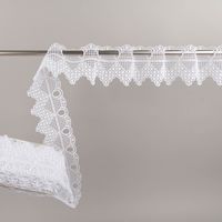 94128-Scheibengardine-Haekelspitze-Stickerei-Pik-Karo-weiss-10-cm-Breite-IMG-0033.jpg Die hochwertige Scheibengardine aus zarter Häkelspitze mit klassischer Stickerei und zeitlosem Pik-Karo-Muster in reinem Weiß besticht durch ihr nostalgisches Design bei 10 cm Höhe und ist die ideale Wahl für eine feine, lichtdurchlässige Fensterdekoration