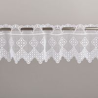 Die hochwertige Scheibengardine aus zarter Häkelspitze mit klassischer Stickerei und zeitlosem Pik-Karo-Muster in reinem Weiß besticht durch ihr nostalgisches Design bei 16 cm Höhe und ist die ideale Wahl für eine dezente, lichtdurchlässige Fensterdekorati