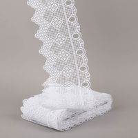 Die hochwertige Scheibengardine aus zarter Häkelspitze mit klassischer Stickerei und zeitlosem Pik-Karo-Muster in reinem Weiß besticht durch ihr nostalgisches Design bei 16 cm Höhe und ist die ideale Wahl für eine dezente, lichtdurchlässige Fensterdekorati