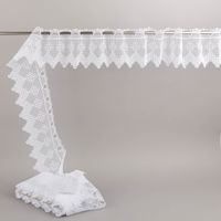 94129-Scheibengardine-Haekelspitze-Stickerei-Pik-Karo-weiss-16-cm-Breite-IMG-0024.jpg Die hochwertige Scheibengardine aus zarter Häkelspitze mit klassischer Stickerei und zeitlosem Pik-Karo-Muster in reinem Weiß besticht durch ihr nostalgisches Design bei 16 cm Höhe und ist die ideale Wahl für eine dezente, lichtdurchlässige Fensterdekorati