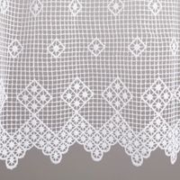 Die hochwertige Scheibengardine aus zarter Häkelspitze mit klassischer Stickerei und zeitlosem Pik-Karo-Muster in reinem Weiß besticht durch ihr nostalgisches Design bei 26 cm Höhe und ist die ideale Wahl für eine charmante, lichtdurchlässige Fensterdekora