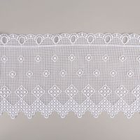 94130-Scheibengardine-Haekelspitze-Stickerei-Pik-Karo-weiss-26-cm-Breite-IMG-0014.jpg Die hochwertige Scheibengardine aus zarter Häkelspitze mit klassischer Stickerei und zeitlosem Pik-Karo-Muster in reinem Weiß besticht durch ihr nostalgisches Design bei 26 cm Höhe und ist die ideale Wahl für eine charmante, lichtdurchlässige Fensterdekora