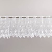 94130-Scheibengardine-Haekelspitze-Stickerei-Pik-Karo-weiss-26-cm-Breite-IMG-0015.jpg Die hochwertige Scheibengardine aus zarter Häkelspitze mit klassischer Stickerei und zeitlosem Pik-Karo-Muster in reinem Weiß besticht durch ihr nostalgisches Design bei 26 cm Höhe und ist die ideale Wahl für eine charmante, lichtdurchlässige Fensterdekora