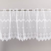94131-Scheibengardine-Haekelspitze-Stickerei-Pik-Karo-weiss-40-cm-Breite-IMG-0002.jpg Diese 40 cm breite Bistrogardine besticht durch ihr elegantes Pik-Karo-Design. Die Kombination aus feiner Stickerei und dekorativem Abschluss sorgt für einen stilvollen Sichtschutz, der dennoch viel Tageslicht in Ihre Räume lässt - Vollansicht