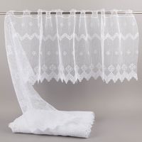 94131-Scheibengardine-Haekelspitze-Stickerei-Pik-Karo-weiss-40-cm-Breite-IMG-0005.jpg Diese 40 cm breite Bistrogardine besticht durch ihr elegantes Pik-Karo-Design. Die Kombination aus feiner Stickerei und dekorativem Abschluss sorgt für einen stilvollen Sichtschutz, der dennoch viel Tageslicht in Ihre Räume lässt - in Szene gesetzt
