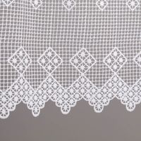 94131-Scheibengardine-Haekelspitze-Stickerei-Pik-Karo-weiss-40-cm-Breite-IMG-0007.jpg Diese 40 cm breite Bistrogardine besticht durch ihr elegantes Pik-Karo-Design. Die Kombination aus feiner Stickerei und dekorativem Abschluss sorgt für einen stilvollen Sichtschutz, der dennoch viel Tageslicht in Ihre Räume lässt - Detailaufnahme