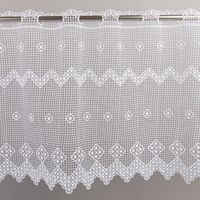 94131-Scheibengardine-Haekelspitze-Stickerei-Pik-Karo-weiss-40-cm-Breite-IMG-0008.jpg Diese 40 cm breite Bistrogardine besticht durch ihr elegantes Pik-Karo-Design. Die Kombination aus feiner Stickerei und dekorativem Abschluss sorgt für einen stilvollen Sichtschutz, der dennoch viel Tageslicht in Ihre Räume lässt - Nahaufnahme