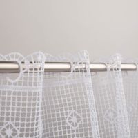 94131-Scheibengardine-Haekelspitze-Stickerei-Pik-Karo-weiss-40-cm-Breite-IMG-0011.jpg Diese 40 cm breite Bistrogardine besticht durch ihr elegantes Pik-Karo-Design. Die Kombination aus feiner Stickerei und dekorativem Abschluss sorgt für einen stilvollen Sichtschutz, der dennoch viel Tageslicht in Ihre Räume lässt - Detailaufnahme des obere