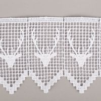 Weiße Häkelborte aus Spitze mit eingearbeiteten Hirschmotiven und gezackter Unterkante im Landhausstil, 11 cm breit, als Meterware zum Aufnähen - Nahaufnahme