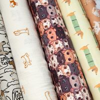 Verschiedene Jersey Stoffe mit Tiermotiven im Vergleich, Katzenmuster im Fokus, weich fallend und angenehm auf der Haut.