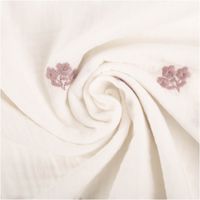 Weißer Musselin aus Double Gauze mit 1,35m Breite und filigraner Blumen-Stickerei. Kleine, mauve-rosafarbene Blütenmotive verteilen sich dezent auf dem hellen, strukturierten Baumwollstoff für ein besonders luftiges und romantisches Design - kunstvoll eing