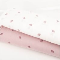 Weißer Musselin aus Double Gauze mit 1,35m Breite und filigraner Blumen-Stickerei. Kleine, mauve-rosafarbene Blütenmotive verteilen sich dezent auf dem hellen, strukturierten Baumwollstoff für ein besonders luftiges und romantisches Design - in Szene geset