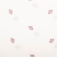 94140-Musselin-Stoff-Double-Gauze-Bluemchen-Stickerei-weiss-rosa-1-35m-Breite-IMG-9335.jpg Weißer Musselin aus Double Gauze mit 1,35m Breite und filigraner Blumen-Stickerei. Kleine, mauve-rosafarbene Blütenmotive verteilen sich dezent auf dem hellen, strukturierten Baumwollstoff für ein besonders luftiges und romantisches Design - Nahaufnahme