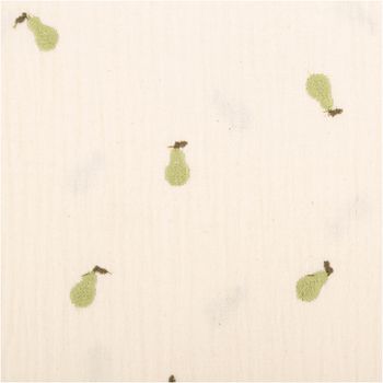 Naturfarbener Musselin aus Double Gauze mit 1,35m Breite und feiner Birnen-Stickerei. Kleine grüne Birnenmotive mit braunen Stielen verteilen sich dezent auf dem hellen, strukturierten Stoff für ein natürliches, sanftes Design - Nahaufnahme