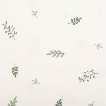 Weißer Baumwolljersey mit 1,45m Breite und natürlichem Blättermuster. Verschiedene grüne Zweige und Blättchen verteilen sich dezent auf dem hellen Hintergrund für ein frisches, botanisches Design auf dem weichen Jersey-Stoff - Nahaufnahme