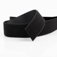 94161-Klettband-Flauschband-50-mm-schwarz-zum-Aufnaehen-Meterware-IMG-9469.jpg Dieses hochwertige Flauschband in Schwarz besticht durch seine langlebige Qualität bei 50 mm Breite. Ideal zum Aufnähen auf Kleidung, Taschen oder zum Fixieren von Heimtextilien als Meterware - Nahaufnahme