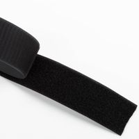 94161-Klettband-Flauschband-50-mm-schwarz-zum-Aufnaehen-Meterware-IMG-9473.jpg Dieses hochwertige Flauschband in Schwarz besticht durch seine langlebige Qualität bei 50 mm Breite. Ideal zum Aufnähen auf Kleidung, Taschen oder zum Fixieren von Heimtextilien als Meterware - Klettverschluss Detailaufnahme